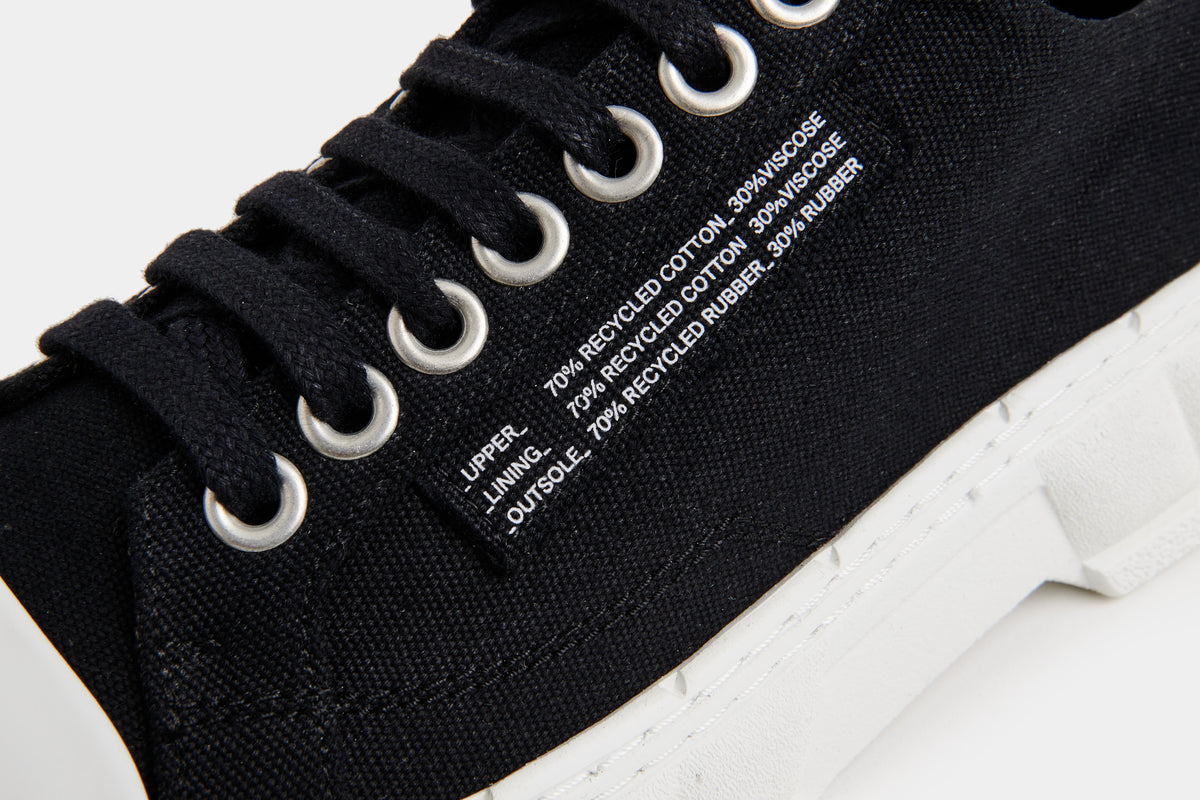 1968 Vegan basketball low-top sneaker out of recycled canvas in black with white sole detail close-up