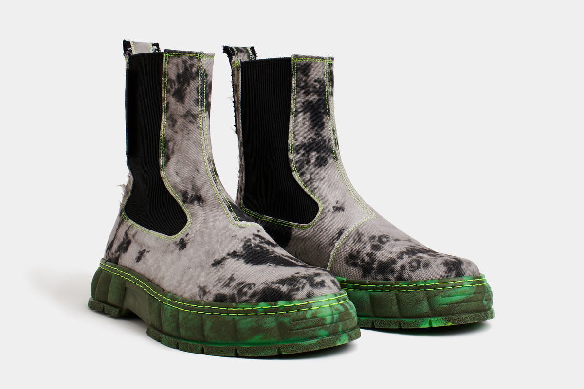 1997 Vegan Chelsea boot out of recycled PET in grey Neon Fog with green sole shown from the front