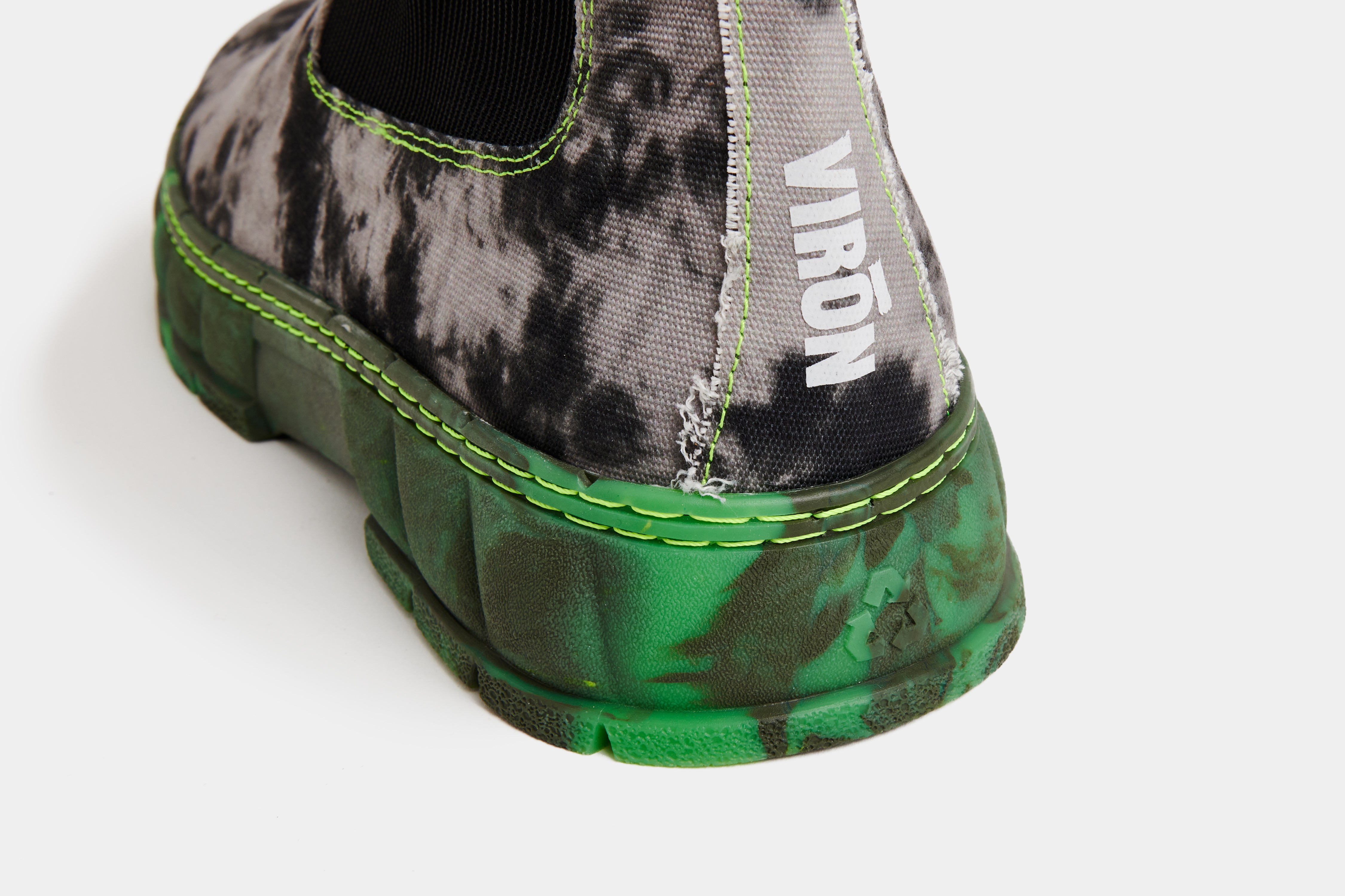 1997 Vegan Chelsea boot out of recycled PET in grey Neon Fog with green sole detail close-up