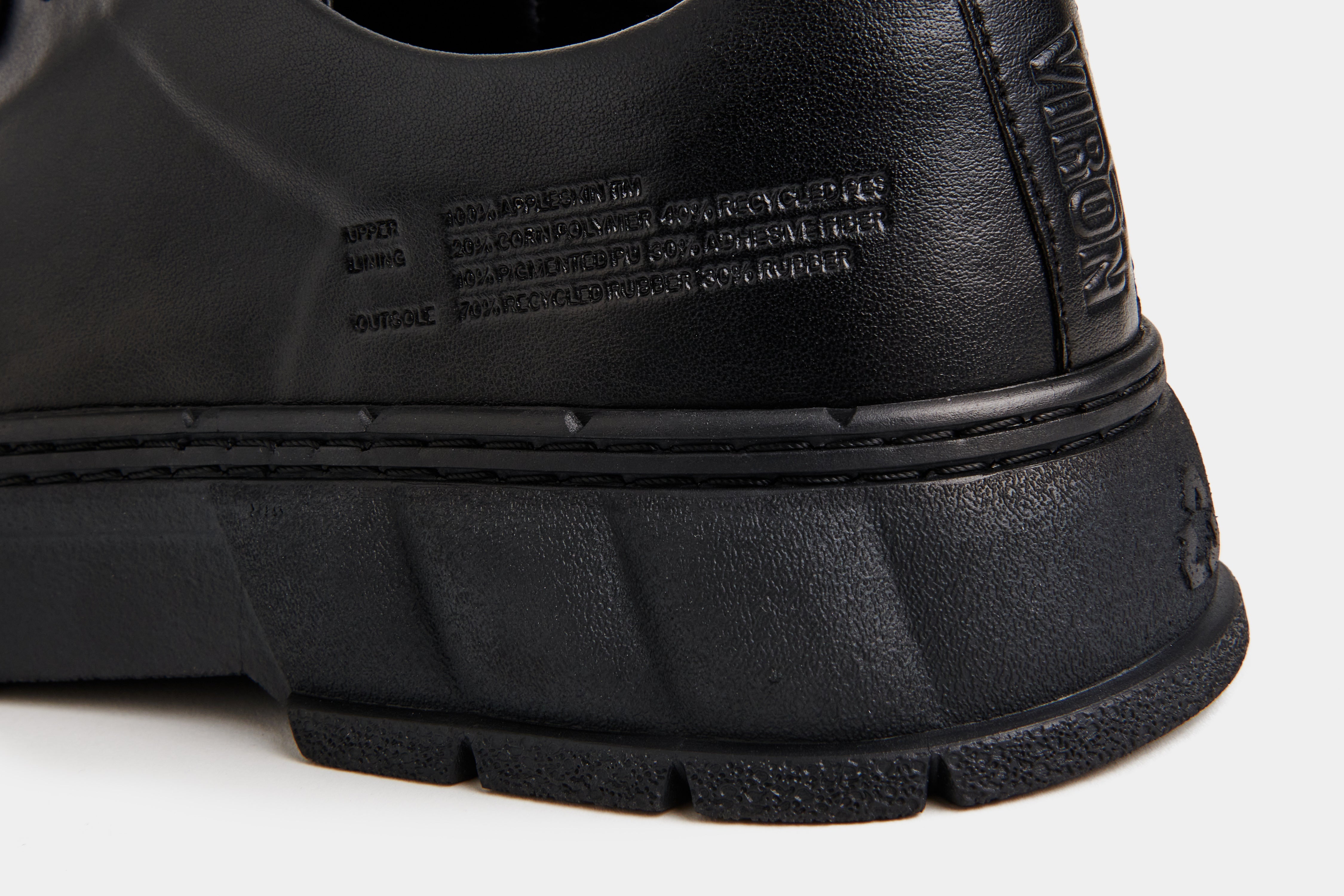 2005 Vegan simple low-top sneaker out of Appleskin in black apple detail close-up